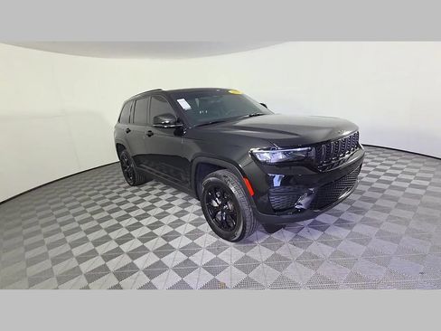 Used 2025 Jeep Grand Cherokee Altitude RWD image 33