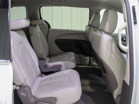 Used 2020 Chrysler Pacifica Touring-L w/ Advanced Safetytec Group image 17