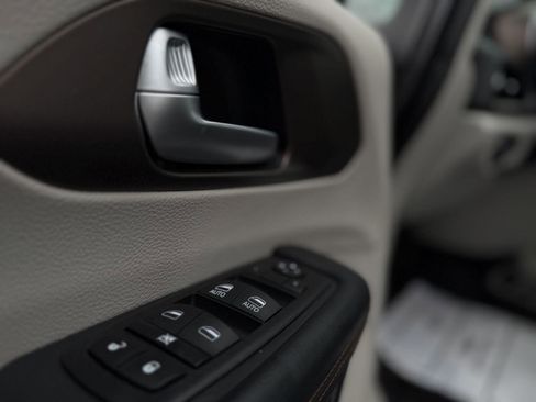 Used 2017 Chrysler Pacifica Touring-L w/ Tire & Wheel Group image 13