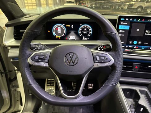 Certified 2025 Volkswagen Tiguan SE R-Line image 29