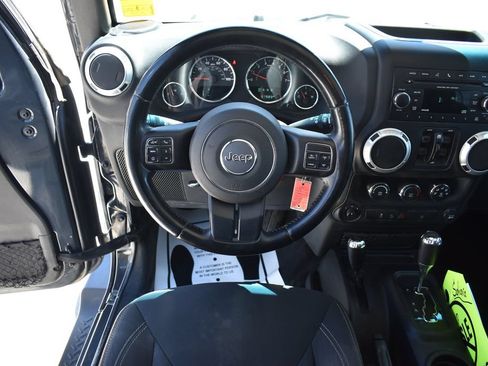 Used 2018 Jeep Wrangler Unlimited Sahara w/ Connectivity Group AWD/4WD image 17
