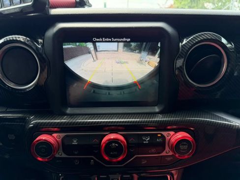 Used 2018 Jeep Wrangler Unlimited Sahara w/ Uconnect 4C Nav & Sound Group AWD/4WD image 24