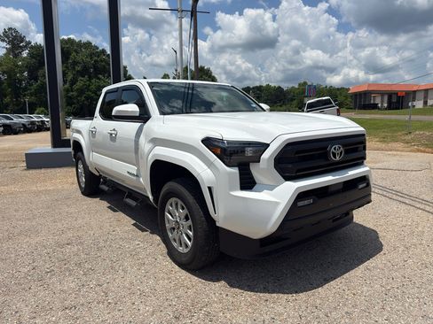 Used 2025 Toyota Tacoma SR5 AWD/4WD image 8