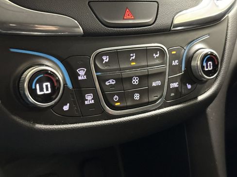 Used 2018 Chevrolet Equinox LT FWD image 16