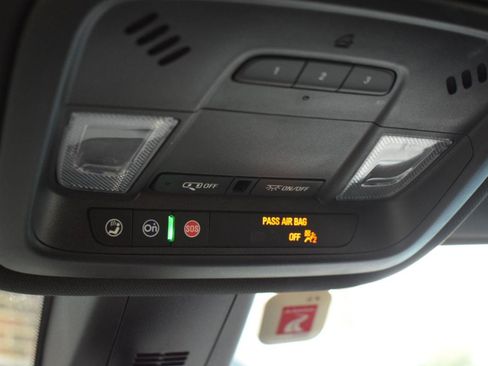 Used 2023 Chevrolet Traverse LT FWD image 18