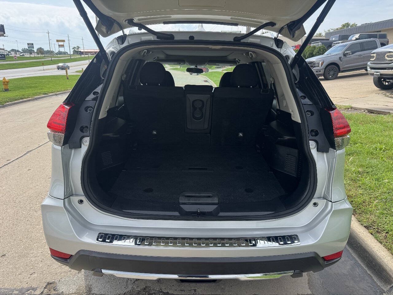 Used 2017 Nissan Rogue SV AWD/4WD image 10