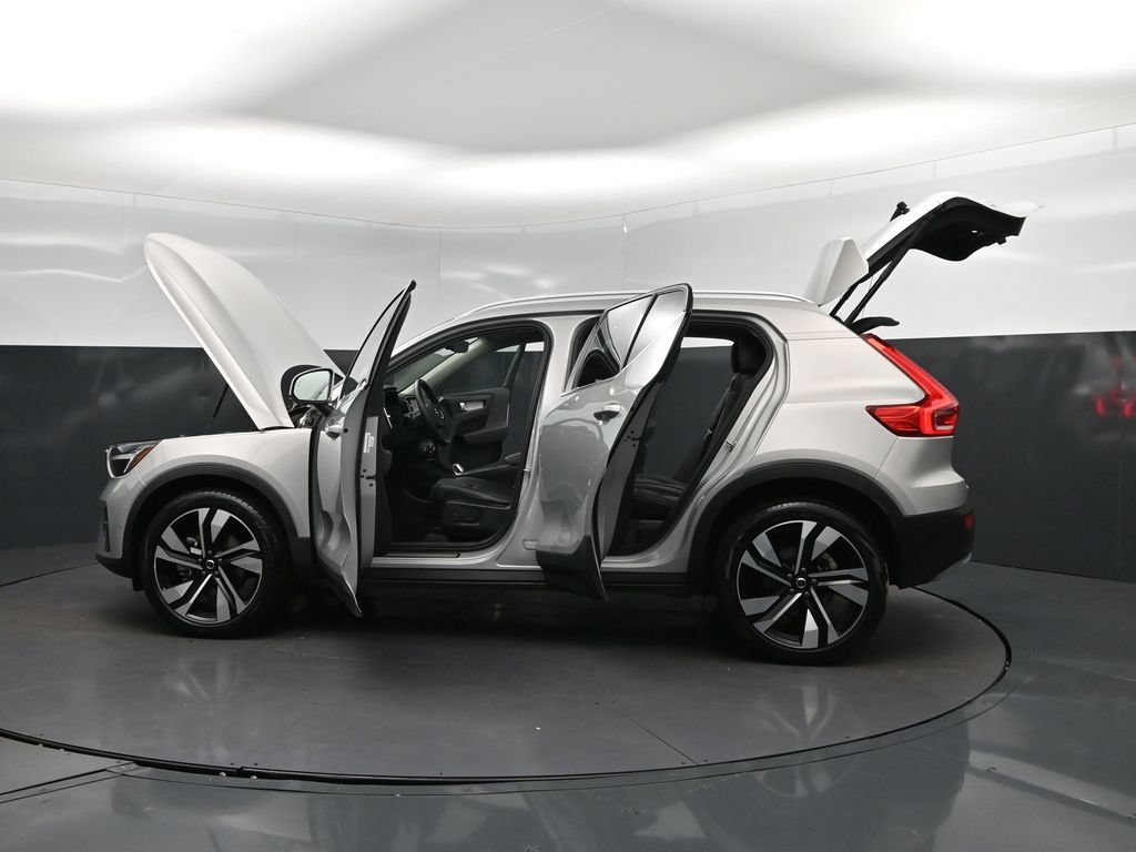 Used 2025 Volvo XC40 B5 Plus AWD/4WD image 46