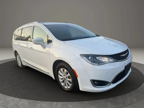 Used 2018 Chrysler Pacifica Touring-L w/ Advanced Safetytec Group FWD image 3