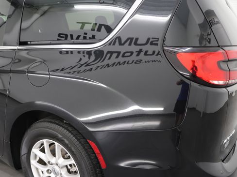 Used 2024 Chrysler Pacifica Touring-L FWD image 31