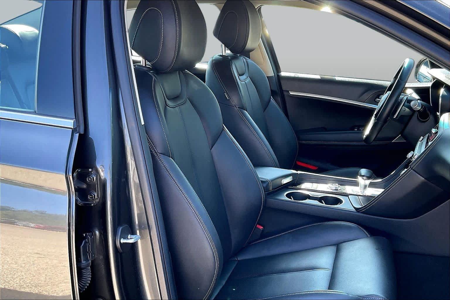 Used 2025 Genesis G70 2.5T RWD image 9