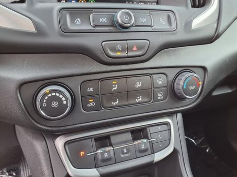 Used 2024 GMC Terrain SLE image 7