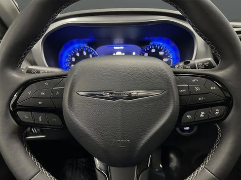 Used 2025 Chrysler Pacifica Limited image 16