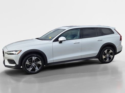 Certified 2024 Volvo V60 B5 Cross Country Plus image 4