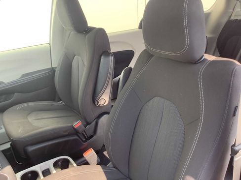 Used 2023 Chrysler Voyager LX FWD image 11