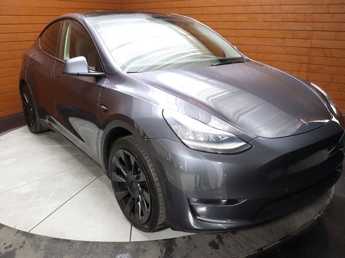 Used 2022 Tesla Model Y Long Range image 16