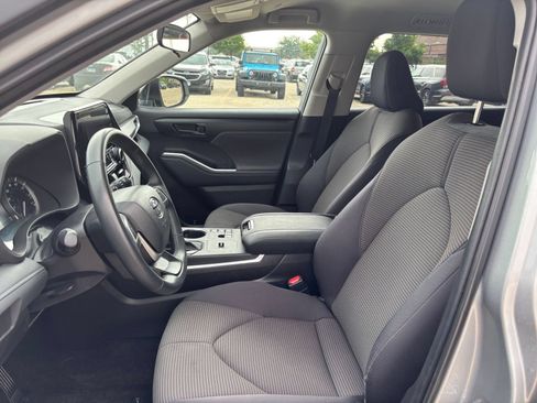 Used 2025 Toyota Highlander LE FWD image 28