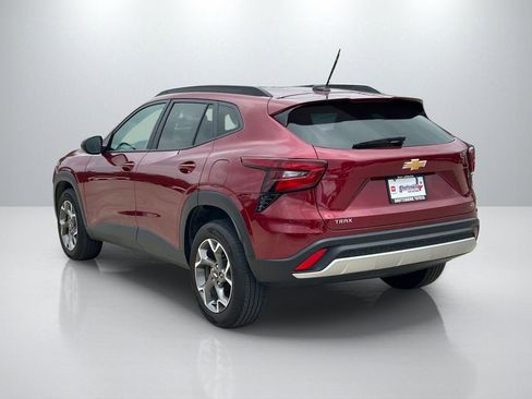 Used 2025 Chevrolet Trax LT FWD image 7