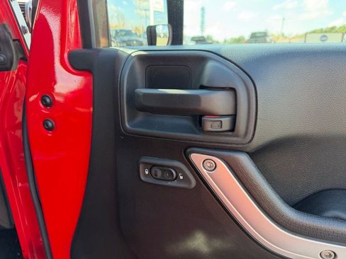 Used 2016 Jeep Wrangler Unlimited Sahara image 27