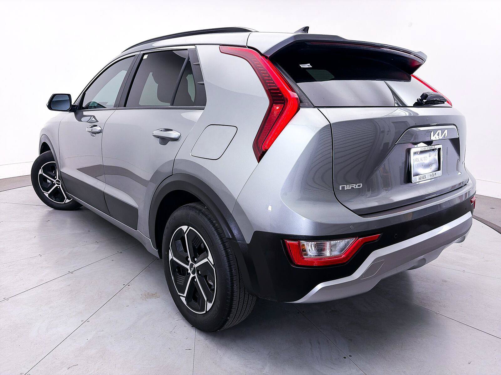 Used 2025 Kia Niro EX FWD image 2