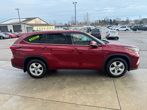 Used 2022 Toyota Highlander LE image 4