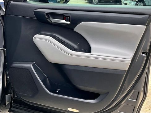 Used 2021 Toyota Highlander XLE FWD image 23