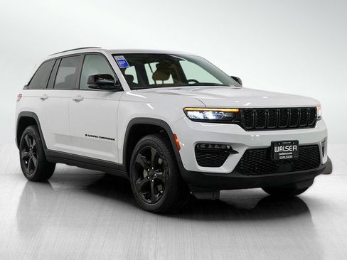 Used 2023 Jeep Grand Cherokee Limited w/ Black Appearance Package image 9