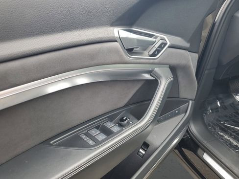 Used 2022 Audi e-tron Prestige image 21