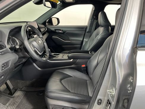 Used 2023 Toyota Highlander XSE FWD image 25
