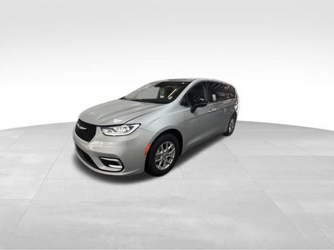 Certified 2024 Chrysler Pacifica Touring-L FWD image 3