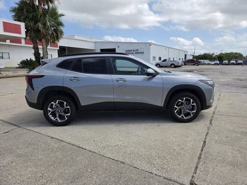 Used 2025 Chevrolet Trax LT FWD image 23