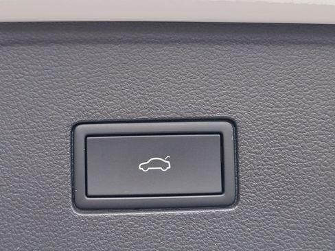 Used 2025 Volkswagen Atlas SE image 30