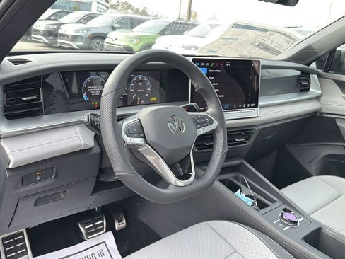 New 2026 Volkswagen Tiguan SE R-Line FWD image 10