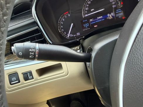 Used 2017 Cadillac XT5 FWD image 19