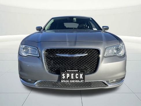 Used 2017 Chrysler 300 C image 4