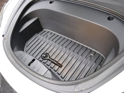 Used 2023 Tesla Model 3 Standard Range image 3