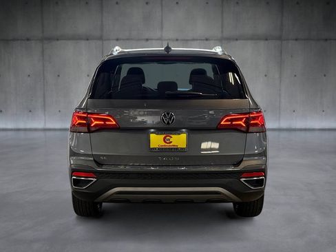 Used 2022 Volkswagen Taos SE w/ Panoramic Sunroof Package FWD image 4