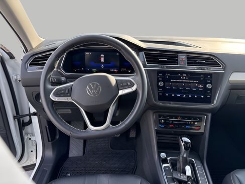 Used 2022 Volkswagen Tiguan SE AWD/4WD image 16