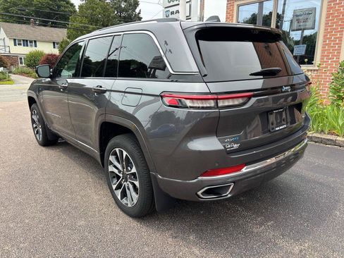 Used 2022 Jeep Grand Cherokee Overland w/ Advanced Protech Group III AWD/4WD image 4