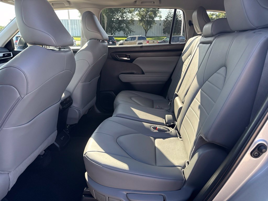 Used 2025 Toyota Highlander XLE AWD/4WD image 10