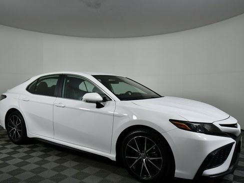 Used 2023 Toyota Camry SE image 9