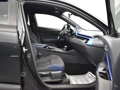 Used 2022 Toyota C-HR XLE image 17