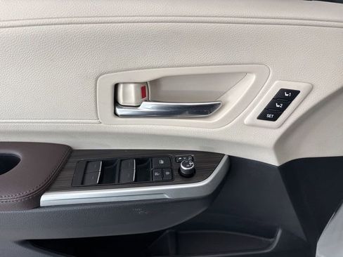 Used 2021 Toyota Sienna Platinum image 25