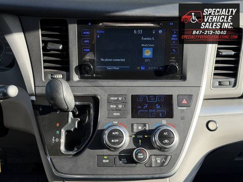 Used 2015 Toyota Sienna LE FWD image 36