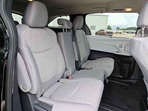 Used 2026 Toyota Sienna LE FWD image 21