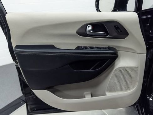 Used 2022 Chrysler Pacifica Touring-L FWD image 11