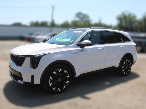 Certified 2025 Kia Sorento EX w/ Panoramic Sunroof Package FWD image 16