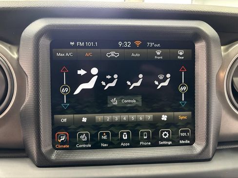 Used 2023 Jeep Gladiator Sport AWD/4WD image 18