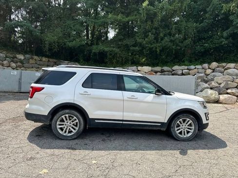 Used 2017 Ford Explorer XLT w/ Equipment Group 202A FWD image 6