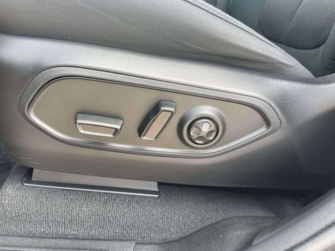 Used 2023 Jeep Grand Cherokee Laredo AWD/4WD image 18