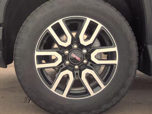 Used 2024 GMC Sierra 1500 AT4 w/ Technology Package AWD/4WD image 14